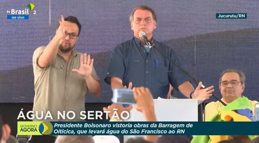 [VÍDEO] Bolsonaro: 'desvios e mal uso de recursos na era PT davam para 100 obras de transposição'