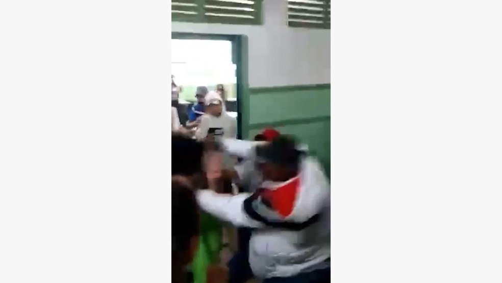 Aluna trans causa briga generalizada em escola após ser chamada por pronome masculino