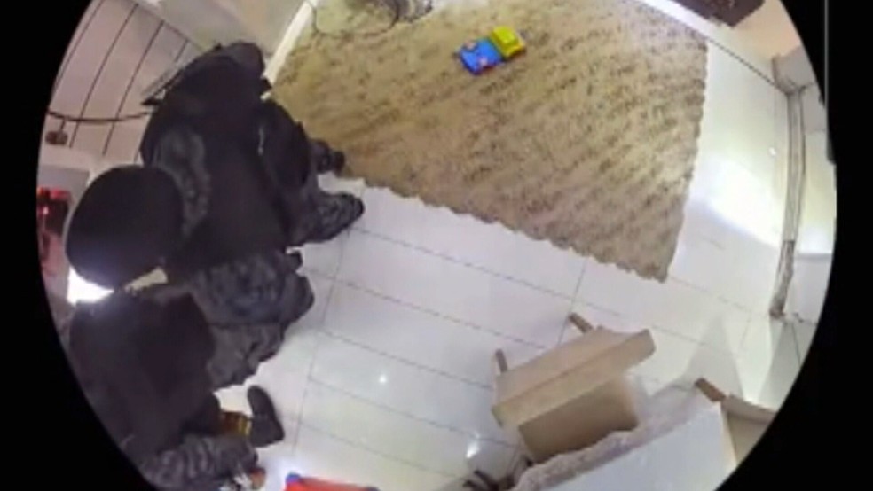 VÍDEO mostra PMs revirando casa na Vila Aliança, Rio; dono denuncia furto de caixa de som, carne e até água...