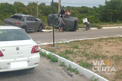 Carro capota na Rota do Sol em Natal
