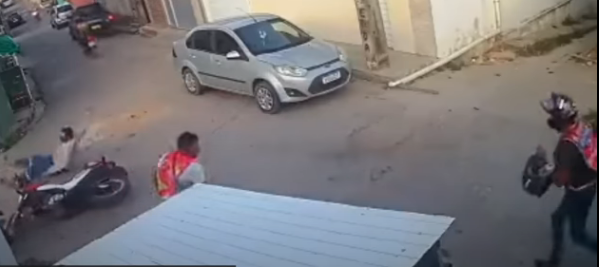Homem acerta capacete em assaltante e recupera moto de colega