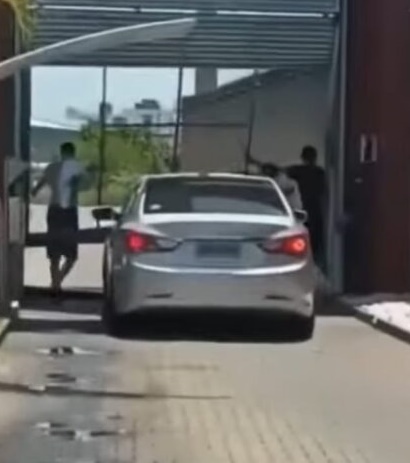 VÍDEOS: Clientes derrubam portão de motel e fogem sem pagar