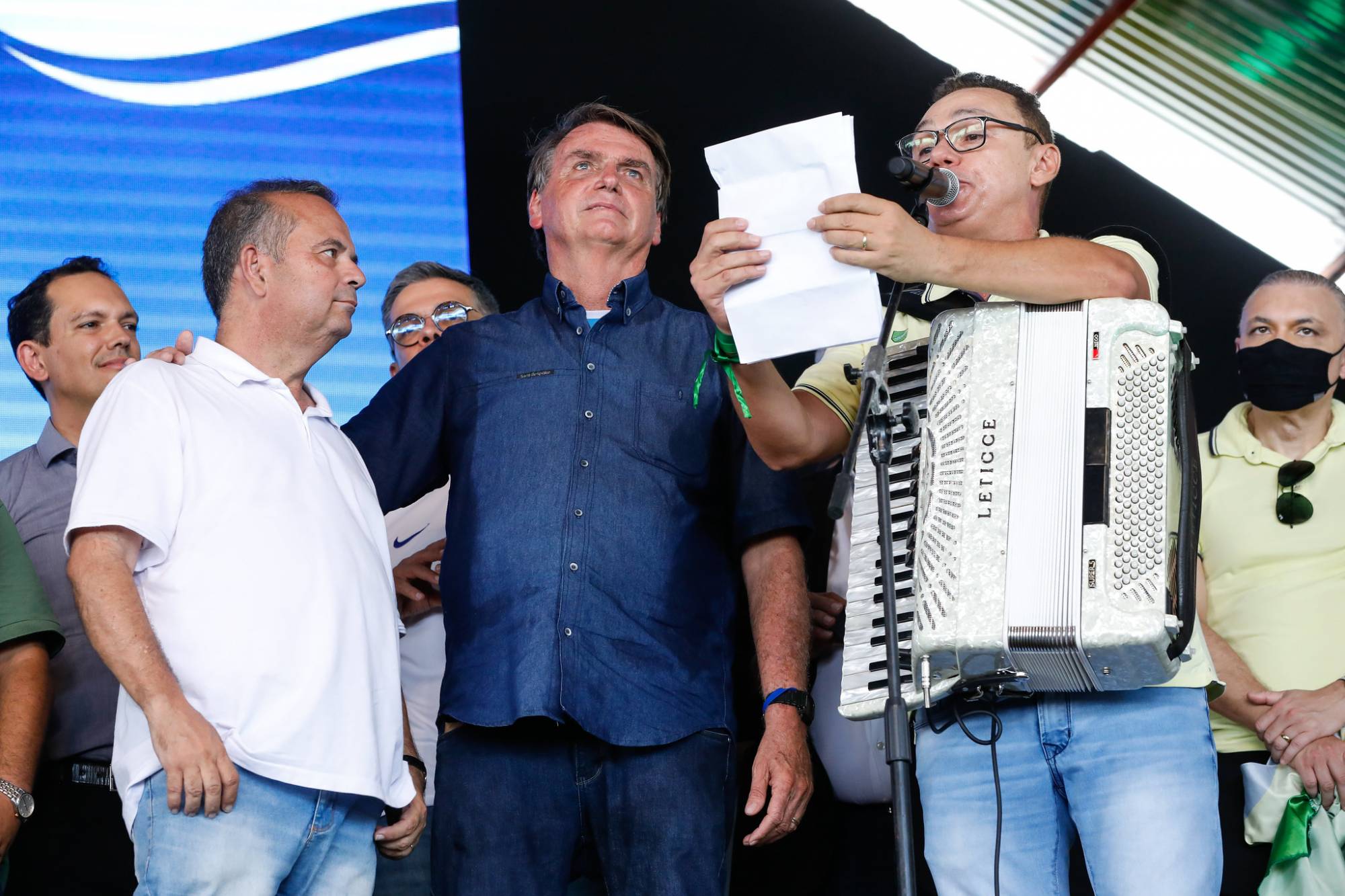 VÍDEO: Música de prefeito-cantor do RN viraliza após visita de Bolsonaro; assista
