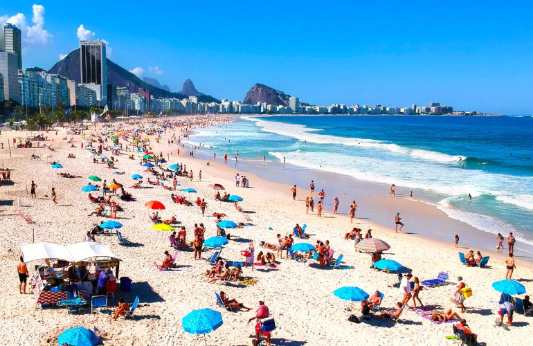 Praia brasileira é eleita a segunda melhor do mundo pelo público LGBTQIA+