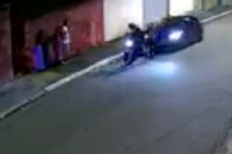 Tio atropela ladrões ao ver sobrinhos assaltados em SP; veja vídeo