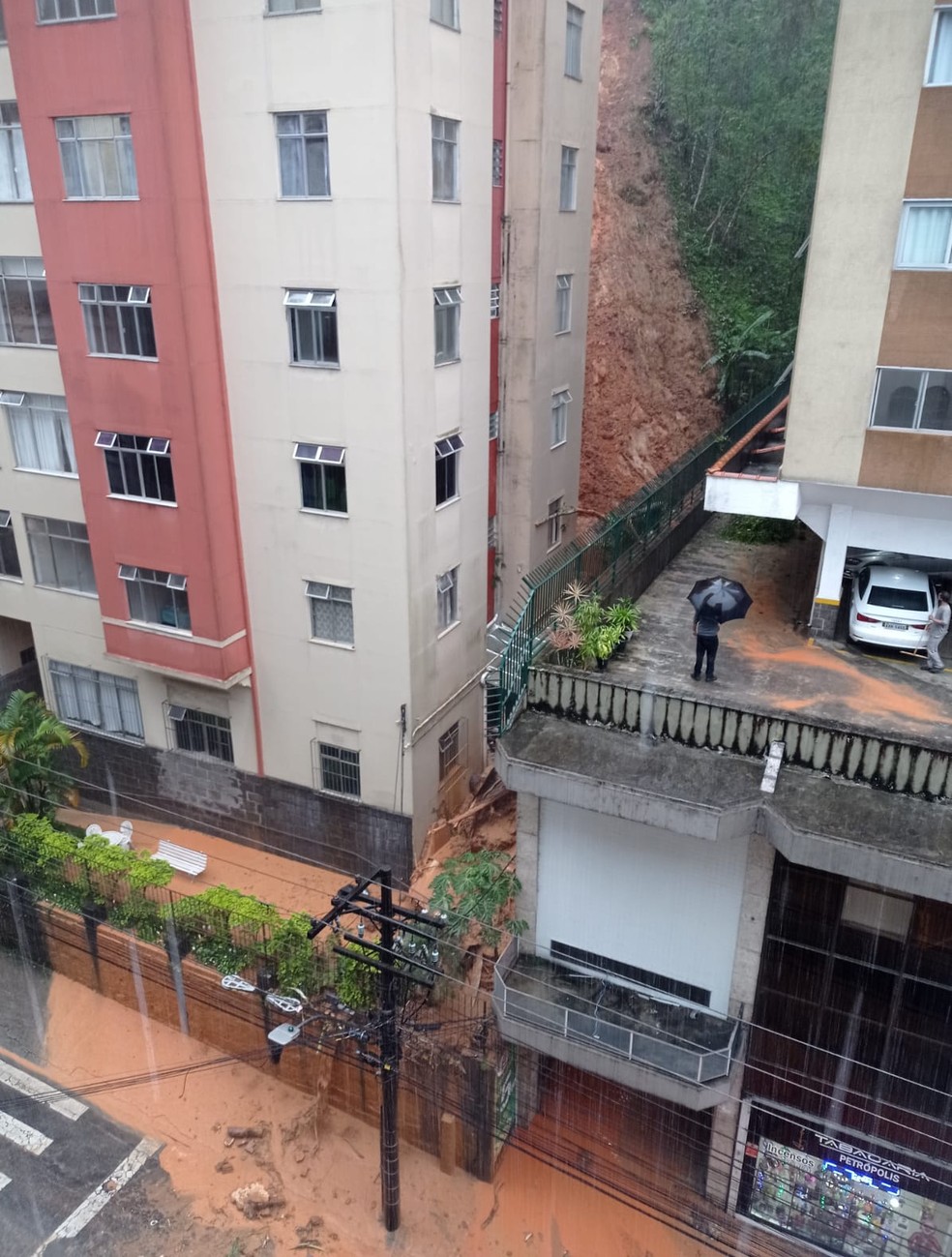 VÍDEO: Temporal alaga ruas e provoca deslizamentos em Petrópolis (RJ), imagens impressionam; assista
