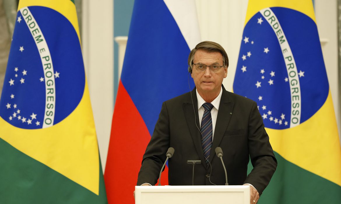 Bolsonaro anuncia que sobrevoará Petrópolis na sexta-feira (18)