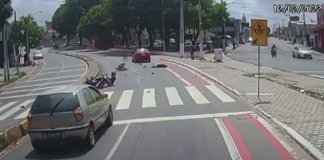 VÍDEO: Motorista passa por cima de motoqueiro e cadeirante em Natal
