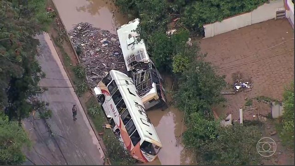 VÍDEO: Pessoas tentam se salvar em ônibus que é arrastado pela correnteza em Petrópolis-RJ