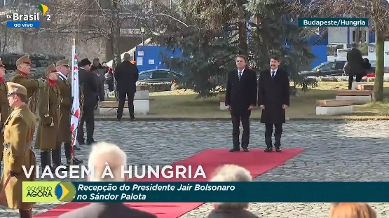 VÍDEO: Bolsonaro é recebido na Hungria com honras militares