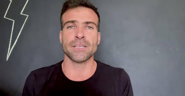 Apresentador da Jovem Pan diz que teve celular roubado e bandidos retiram R$ 200 mil da sua conta; veja vídeo