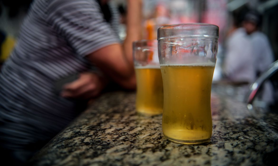 Médicos alertam: alto consumo de bebidas alcóolicas causam danos à saúde; confira riscos e tratamentos
