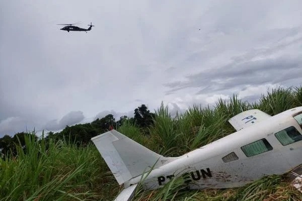 VÍDEO: Caças interceptam avião cheio de drogas na Amazônia