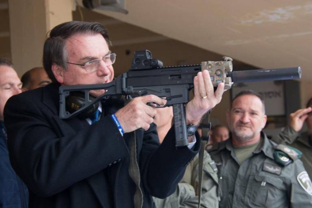 'Estamos no caminho certo', diz Bolsonaro sobre aumento do número de porte de armas no Brasil