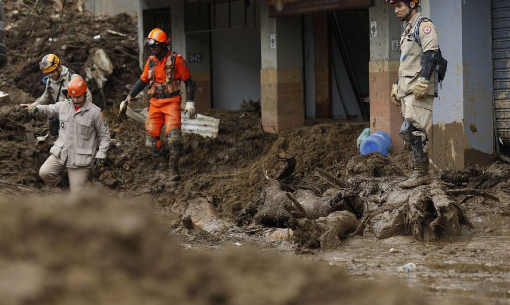 Sobe para 176 o número de mortos em Petrópolis