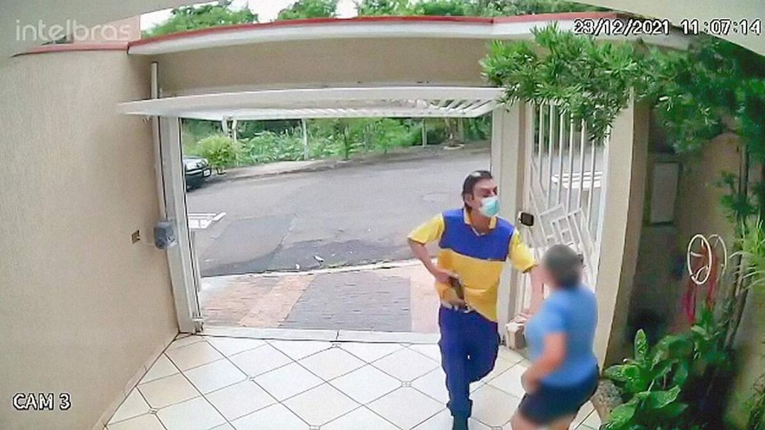 VÍDEO: Em tática cada vez mais comum, ladrões usam uniformes dos correios para cometer crimes
