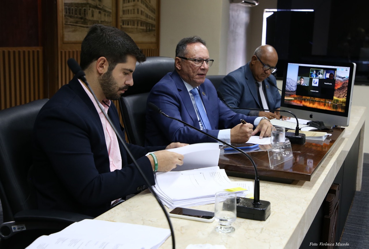 Câmara recebe do TCE informações sobre contas reprovadas de ex-prefeito Carlos Eduardo