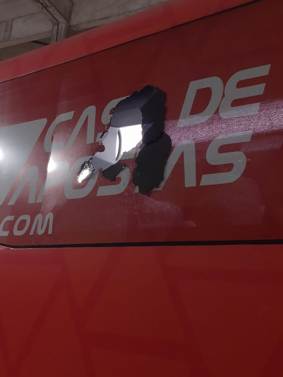 Ônibus do Bahia é atingido por bomba