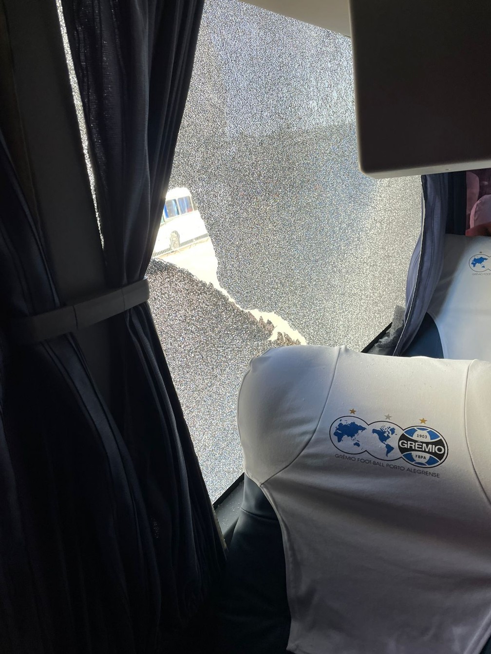 Ônibus de gigante do Brasileirão é atacado por torcida adversária e clássico é adiado