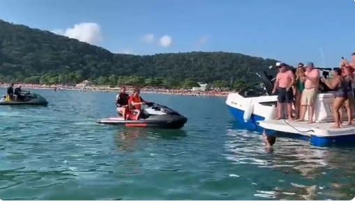 VÍDEO: Bolsonaro passeia de jet ski e fala com apoiadores no litoral de SP