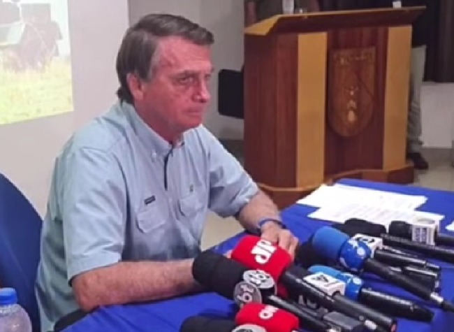 Bolsonaro: “Rússia não quer massacre e Ucrânia confiou destino a comediante”; VEJA VÍDEO