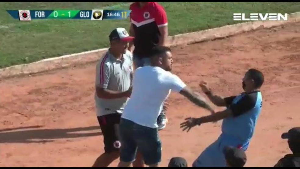 VÍDEO: Dirigente invade campo e agride quarto árbitro em jogo do Campeonato Potiguar; ASSISTA
