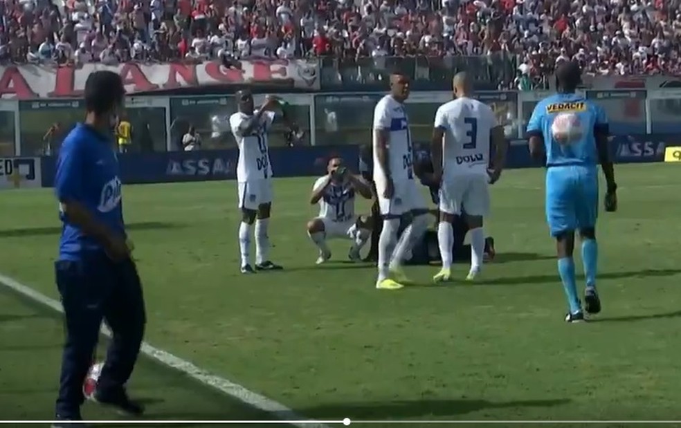 VÍDEO: Gandula de Água Santa x São Paulo joga a bola no árbitro depois de ser expulso