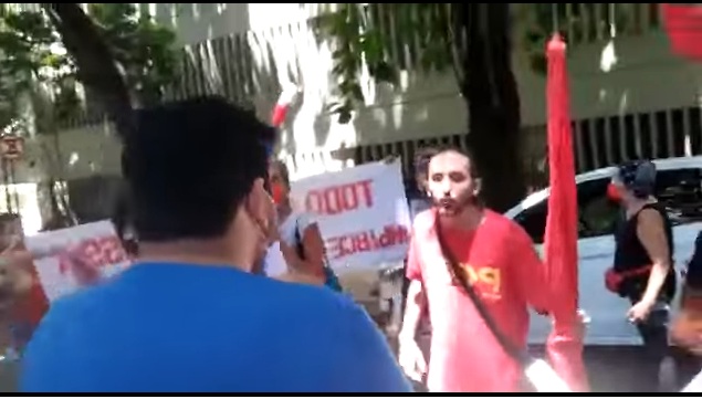 VÍDEO: Militantes do PCO e MBL brigam em frente ao Consulado russo