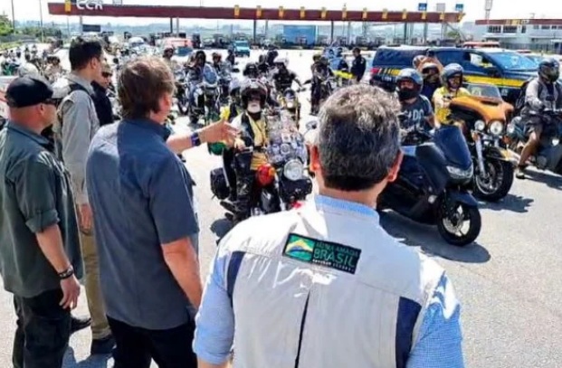 VÍDEO: Bolsonaro faz motociata em SP