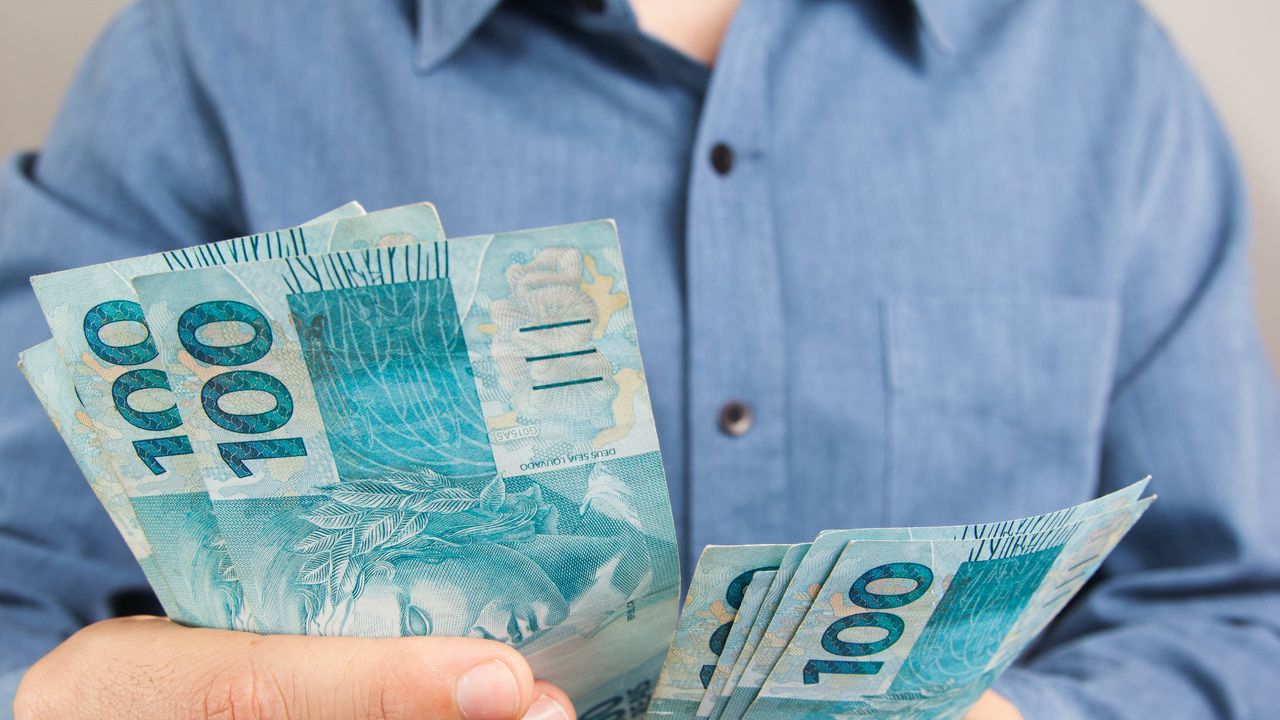 Auxílio: Saiba quais famílias podem receber o benefício de até R$ 300 para os filhos