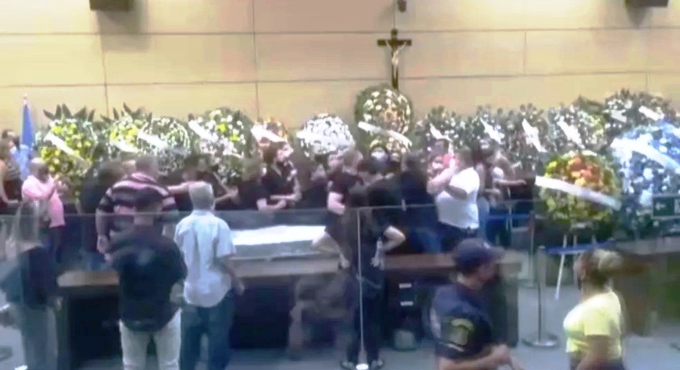 ASSISTA: Velório de vereador em SP tem confusão generalizada e viúva é agredida ao tentar se despedir