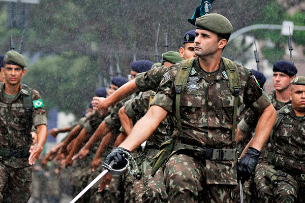 Exército brasileiro divulga concurso com 1,1 mil vagas; veja requisitos