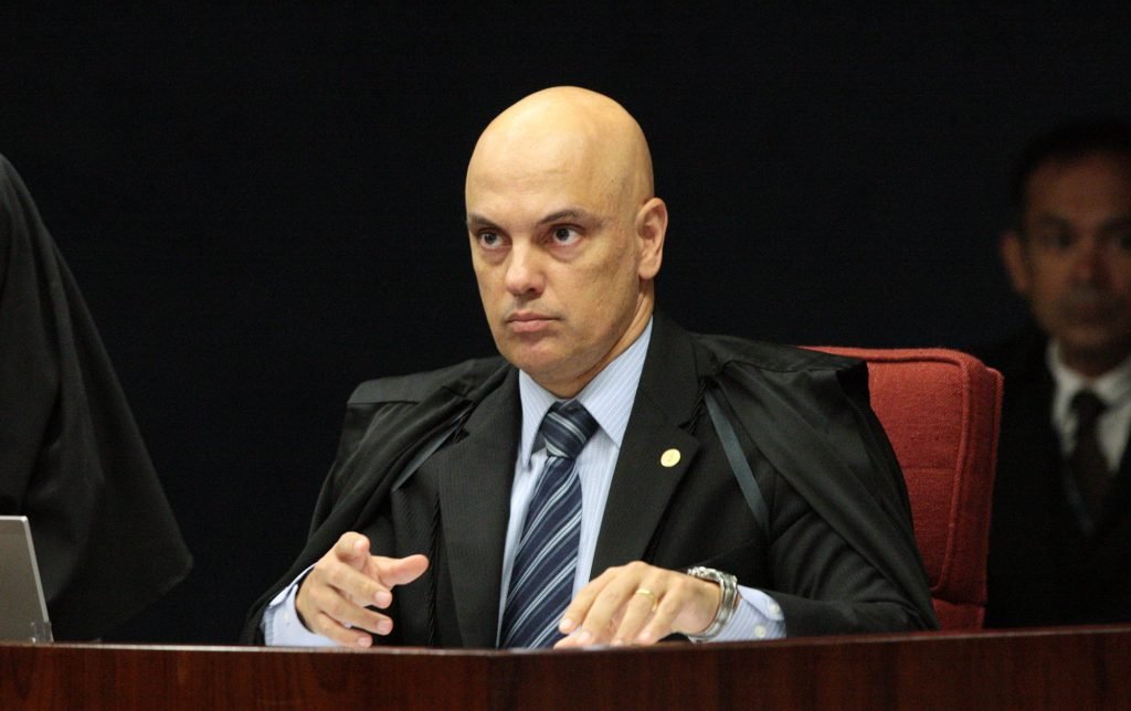 Moraes dá 5 dias para Planalto explicar ida de Carlos Bolsonaro à Rússia