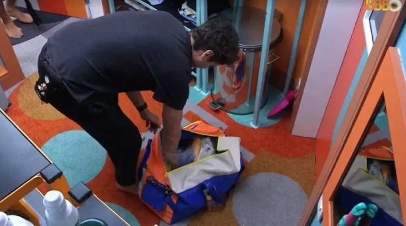 VÍDEO: Brothers levam bronca da produção por acumular produtos de patrocinador na mala no BBB