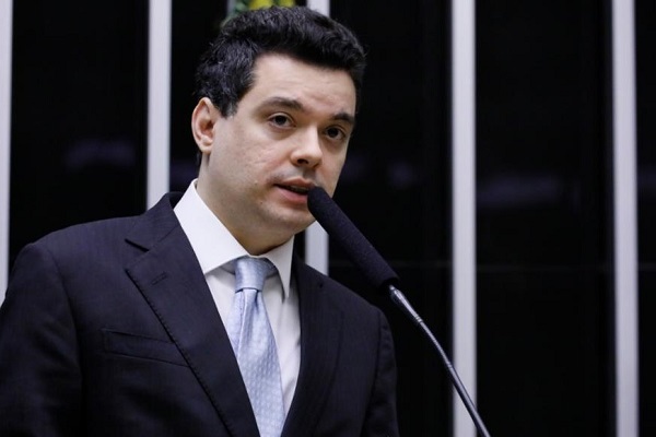 "Estamos conversando com Ezequiel", diz Walter Alves sobre disputa para o governo