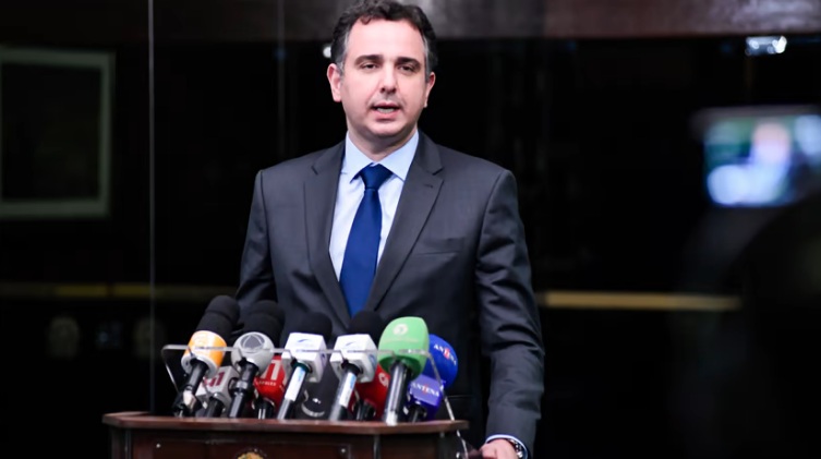 Presidente do senado anuncia que não será candidato ao Planalto