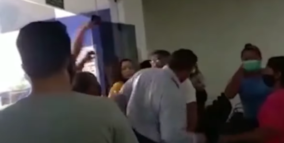 Ex-prefeito dá soco em vereador e interrompe audiência; secretária também é agredida