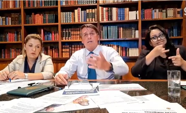 Bolsonaro diz que daria 'murro na mesa' da Petrobras se isso resolvesse problema de combustíveis