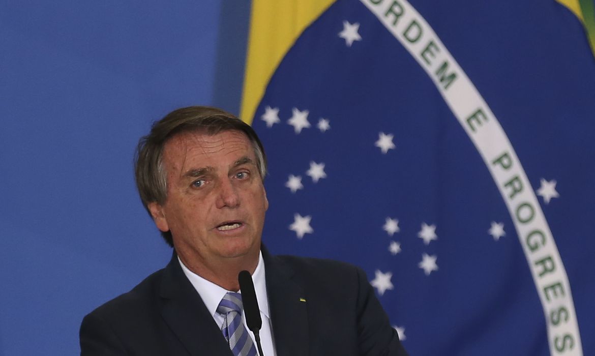 Bolsonaro sanciona hoje projeto que reduzirá preço do combustível no país