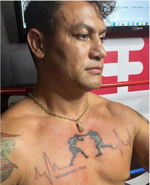 Popó tatua nome e imagem de Whindersson Nunes após luta de boxe