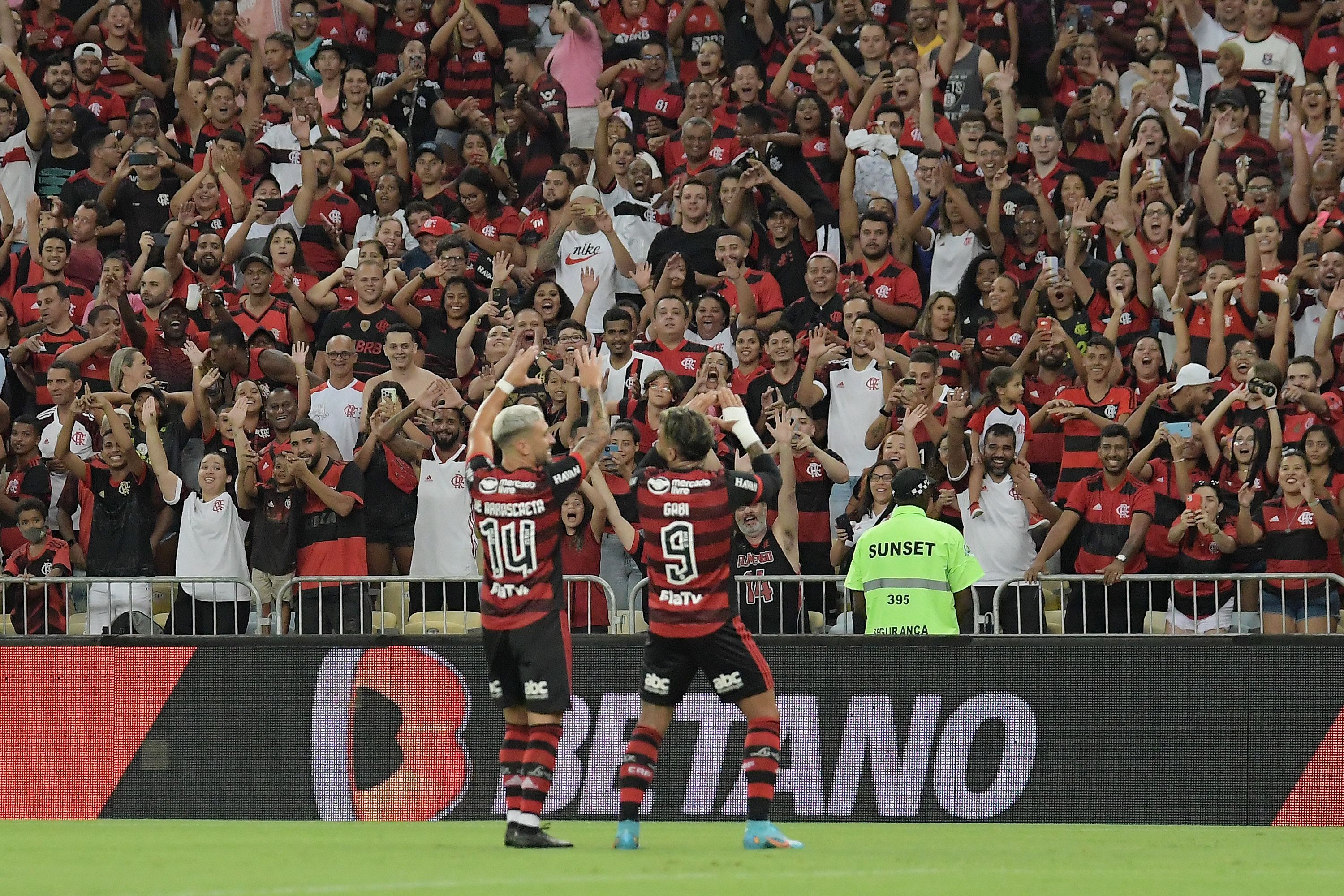 GOLS: Diante de 60 mil pessoas, Arrascaeta dá show e Flamengo goleia Bangu