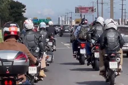 VÍDEO: Bolsonaro faz passeio de moto antes do ato de pré-candidatura