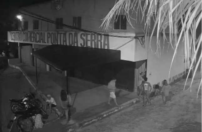 Mulher desacordada é deixada em rua e estuprada por homem