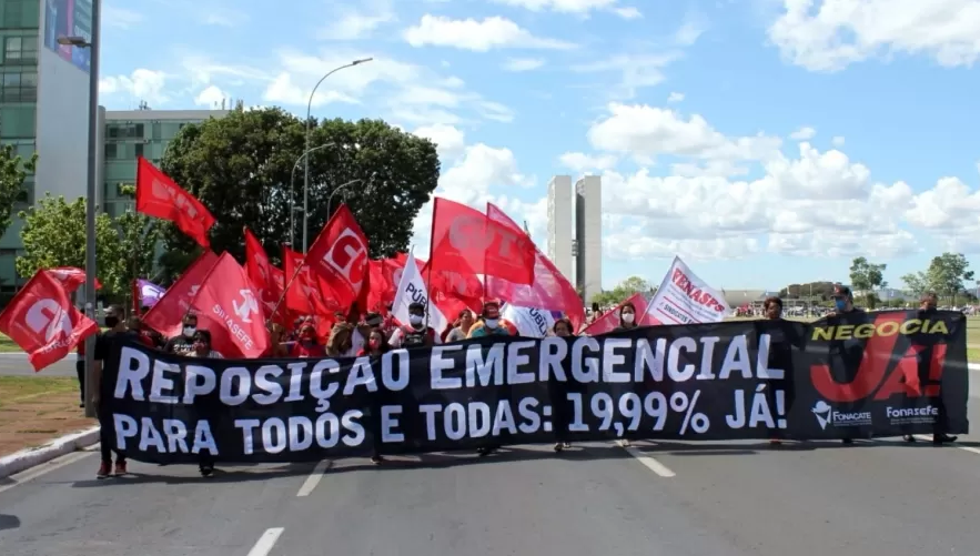 Servidores, que ganham até R$ 31 mil, tentam aumento antes da eleição