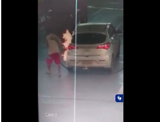 VÍDEO: Homem é preso por colocar fogo em carro em posto de combustível