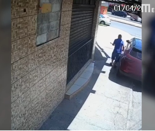 VÍDEO: Idoso que arranhava carros de luxo usando bengala é preso