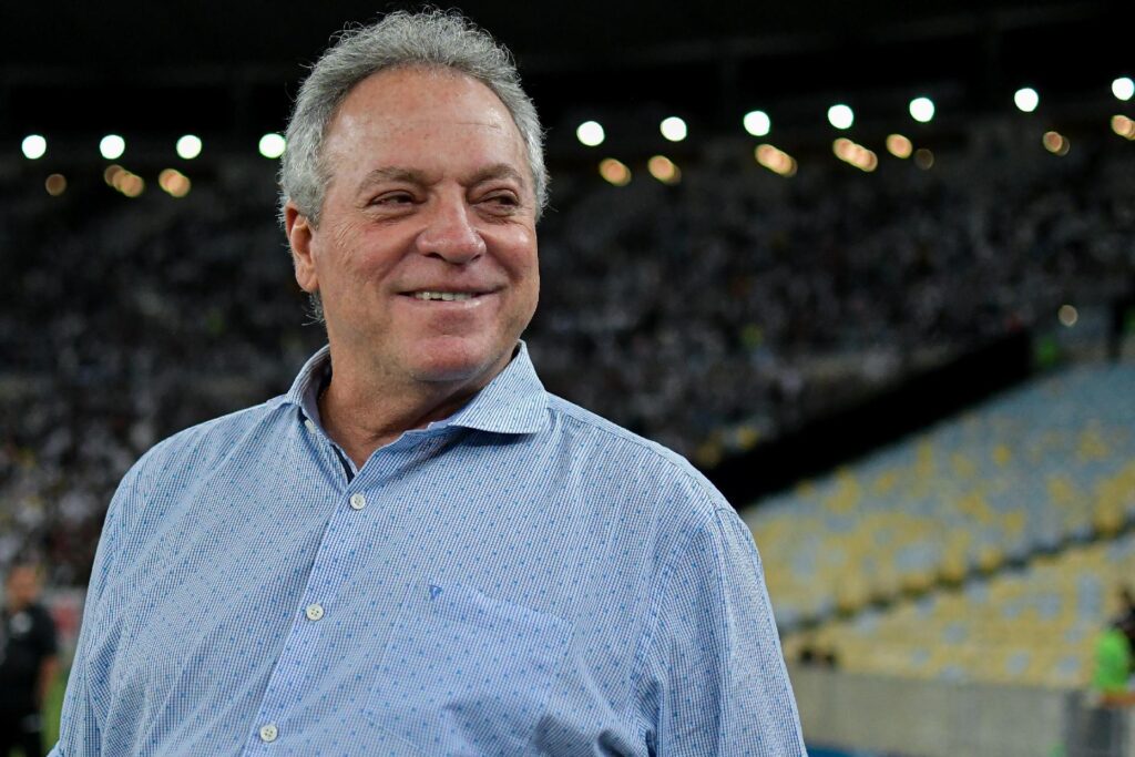VÍDEO: Abel cita protesto no CT do Flamengo durante discurso e provoca rival "Desculpem, que se f*dam eles"