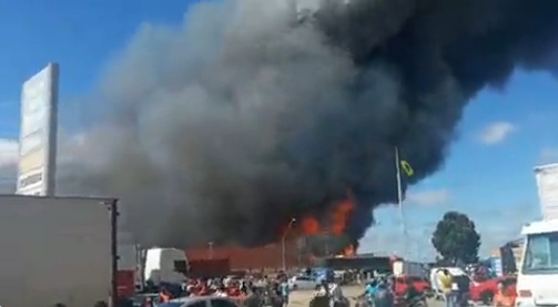 VÍDEO: Supermercado pega fogo na Bahia