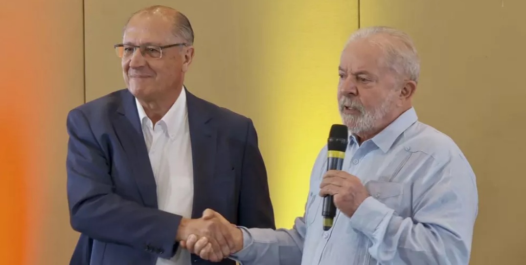 VÍDEO: Flávio Bolsonaro resgata vídeo em que Alckmin “detona” Lula
