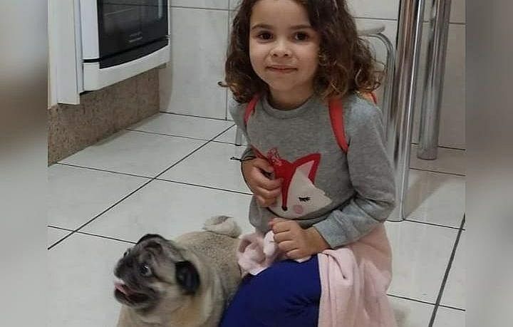 Menina morre após cair do 4º andar; responsáveis estavam no mercado, diz PM
